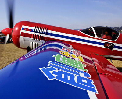 スホーイの翼には「創庫生活館」のロゴを入れた＝パスファインダー提供