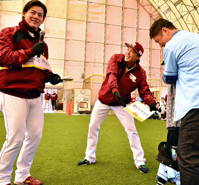 ファンと交流する（左から）伊藤裕季也、伊藤茉央選手