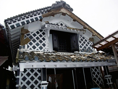 東日本大震災で被害を受けた蔵。１９７８年の宮城県沖地震を知る父も経験したことがない揺れだったという。みそやしょうゆは幸い無事だった