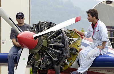 ふくしまスカイパークでユルギス・カイリス（左）と機体整備を行う私＝パスファインダー提供