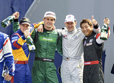 ２００９年からレッドブル・エアレースにデビューした私（右）と、参戦同期のパイロットたち＝パスファインダー提供