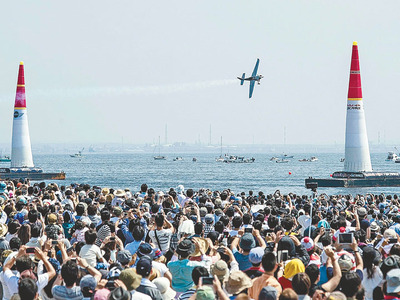 ２０１５年に日本初開催となった千葉大会は盛況だった。中央を飛ぶのが私の機体＝パスファインダー提供