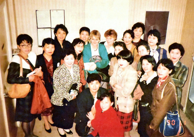 海外を視察する「女性の翼」に参加した私（左）。活動を通して同じ女性の活躍する姿に刺激を受けた