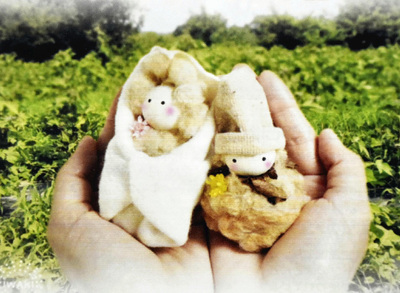 オーガニックコットンから作られた「コットンベイブ」。離れていても福島を思い、コットン栽培を通して福島を支える仲間の輪に加わってほしいとの思いが込められている