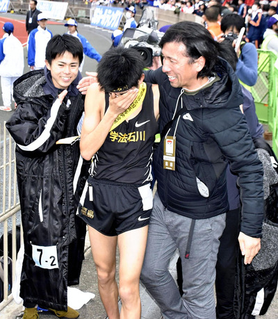 ２０１８年の全国高校駅伝でフィニッシュした選手をねぎらう私（右）。男子が過去最高の３位に入った