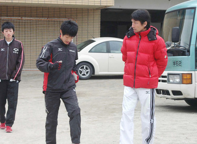 初めて学法石川高の練習に参加したときの私（右）。最初はどう教えたら良いか苦労した