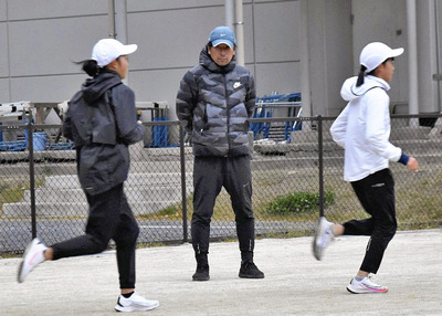 選手の走りを見る私（中央）。選手には自主性を持たせるように心掛けている