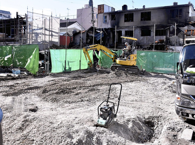 テナントビルが再建される現場では整地といった準備作業が進められていた＝２５日午前、いわき市平字田町