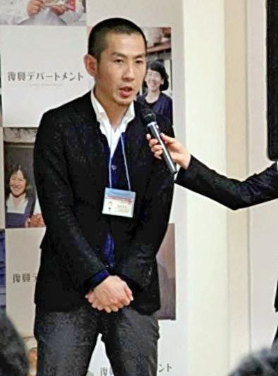 復興デパートメントのイベントでインタビューを受ける私。報道カメラなど大勢の関係者がいて驚いた。これから何かが始まる。まるで花火が打ち上がったようだった