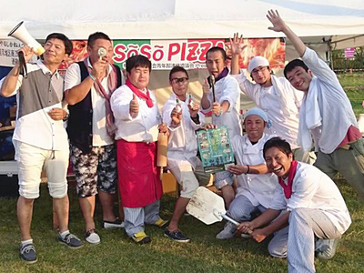 相双地区商工会青年部連絡協議会の会長も務めた私（後列右から３人目）。忙しくも濃厚な日々だった。相双地区の青年部の仲間たちと相双の食材を使ったピザを販売したことも思い出だ