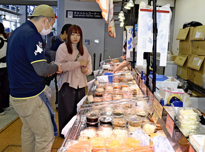 北海道の味覚を求め、買い物を楽しむ来場者ら