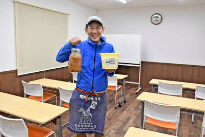 江戸時代の蔵を解体してできた建物の２階にある教室。最大で２０人が入ることができる。みそ教室として年明けから使いたい。１階の貯蔵庫ではみそ６トンを保管できる。来年４月から稼働予定だ