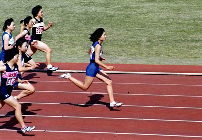 高校時代の私（先頭）。「どうしたら速く走れるか」を追求する先輩の姿を間近で見ることでさらに成長することができた