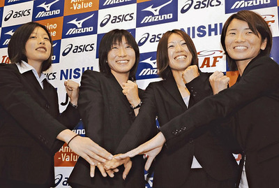 ２００８年の北京五輪の切符を手にした私（右から２人目）。出場できることが分かった瞬間は、うれしさのあまり跳びはねた