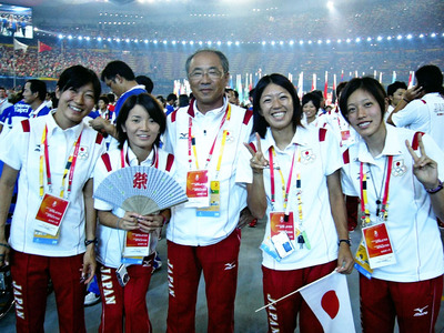 女子１６００メートルリレーのメンバーらで北京五輪閉会式に参加した私（右から２人目）。閉会式はお祭りのような雰囲気で、まさに「スポーツの祭典」だった