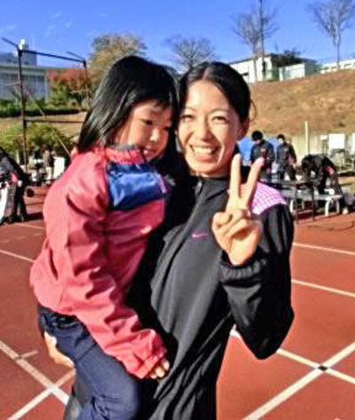 娘の美月（左）と私。体が思うように動かないこともあったが、娘に走る姿を見せることができて本当によかった