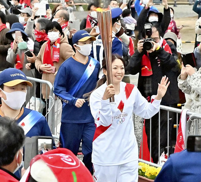 聖火ランナーとして開成山を走る私。また陸上を通して五輪に関わることができて本当にうれしかった