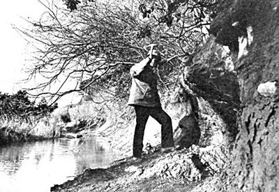 高校生のころの発掘調査の様子。恐竜時代の化石が見つかると思われる場所を探して歩き回った