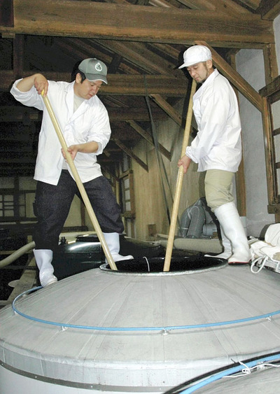 国権酒造の設備を借りて酒造りに励む私（右）と弟の荘司。２千本の「地縁復興純米酒」を完成させることができた