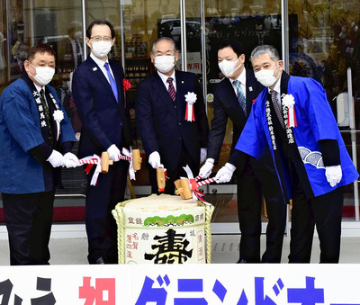 道の駅なみえの全面開所を祝い、「磐城壽」の酒だるで吉田数博浪江町長（中央）や内堀雅雄知事（左から２人目）らと鏡開きをした私（右）