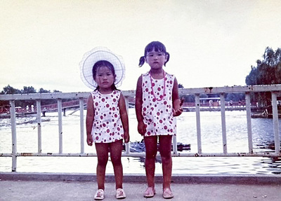 ５歳の時の私（右）と一つ下のいとこ。体が大きく、走ることが大好きだった