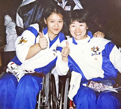 全国身体障害者スポーツ大会や北京パラリンピックに一緒に出場した八巻智美さん（右）と。気晴らしに私をドライブに連れて行ってくれたり、仕事や学校のことなどいろいろなことを話した。今でもなんでも話せる気が置けない友人である