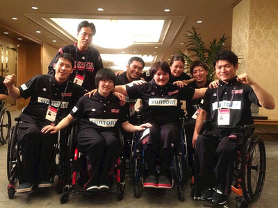 引退した２０１５年、震災の時に一緒に練習していたメンバーと。宮城マックスの岩佐監督やみんなに見送ってもらい、私の２３年に及ぶ現役生活は幕を閉じた