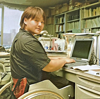 協会職員として働く私。競技と仕事の両立は厳しかったが、一人でも多くの人に障害への理解が広がるよう仕事に打ち込んだ