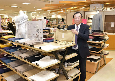 ハニーズの店舗に立つ私。「高感度・高品質・リーズナブルプライス」の経営理念で店舗を広げてくることができた