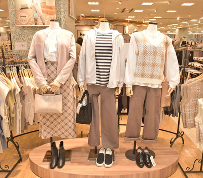 左から「グラシア」「シネマクラブ」「コルザ」のファッション。郊外型に切り替える中で新たな３ブランドを開発した