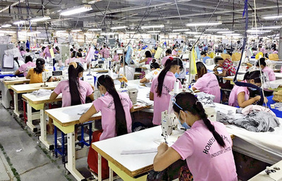 ミャンマー工場での製造の様子。海外拠点の活用が、質の良い商品を安価で提供する体制につながっている