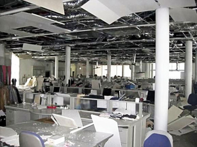 東日本大震災発生直後の天井のパネルなどが崩れた本社の様子。店舗も含めて大きな被害を受けた