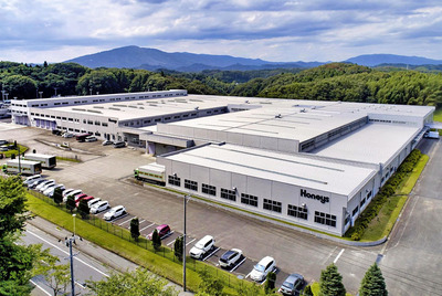 本社近くに置く物流センター。物流拠点は会社の成長に合わせて規模を変えてきた