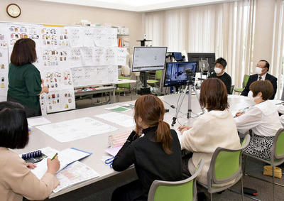 毎週開かれる新作の企画会議。デザイナーの新鮮なアイデアと迅速な製品化が強みだ