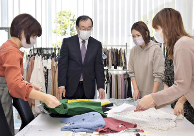 社員と意見を交換する私。女性の力と感性に支えられてきた