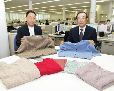 社長を引き継いだ英介（左）と会長に就いた私。新体制でこれからもお客さまに必要とされる店づくりへ歩み続けたい