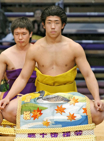 化粧まわしで新序出世披露に臨む長男の渡。この時も胸の辺りがやや引っ込んでいた＝２００９年１１月２２日（共同）