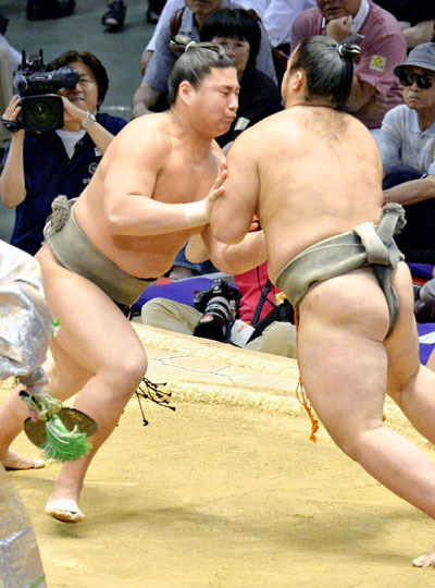 名古屋場所で幕下優勝を決める次男の港（当時は剛士）＝２０１３年７月（共同）