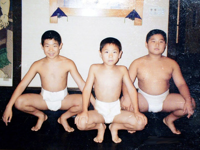 三男の渥（中央）は３兄弟で一番小柄だった。あんなに小さくて弱かった子が三役まで昇進するとは思わなかった