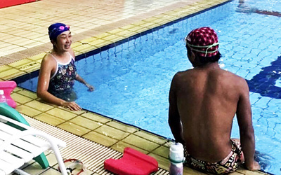 いわき市出身のトライアスリートと練習している私（左）。練習できる環境を一人で探すのは大変だった