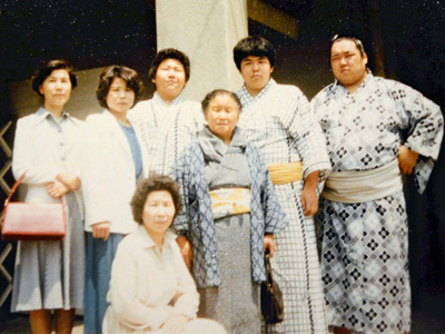 蔵前国技館まで応援に駆け付けてくれた家族らと写真に納まる私（後列左から３人目）。初土俵を踏み、大相撲での戦いが始まった＝１９８２年