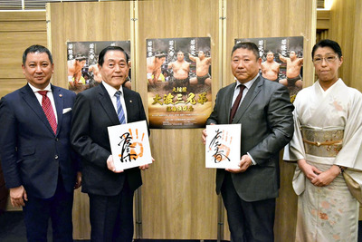 昨年１２月に「大波３兄弟福島後援会」の設立総会に出席した私（右から２人目）と妻文子（右）。親として地元の人たちの応援に感謝している