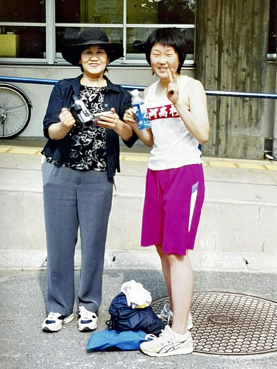 高校の陸上部での大会に来てくれた母好子（左）。母から教わったことは大人になってからも生かされている