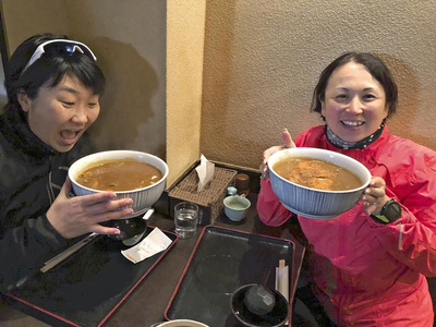 敦子さん（右）とランチを共にする私。最初のころと比べると「菊っちゃん」「敦子さん」と呼び合える仲になれたのがうれしい