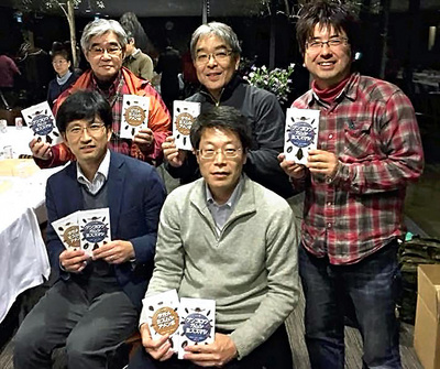 （左下から時計回りに）図鑑の監修者の北野忠さん、共著者の吉井さん、三田村さん、私、編集者の椿康一さん