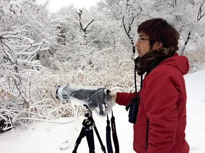 冬山で野鳥の撮影を行う私。趣味のつもりが新たな展示生物の獲得につながった