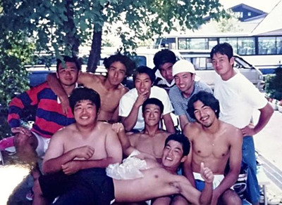 先輩の熱心な誘いでラグビーを始めた私（後列左から２人目）。最初はラグビーが面白いというより、楽しそうな仲間に入りたいという気持ちだった