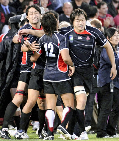 カナダ戦に出場した私（左）。初めてのワールドカップは１分け３敗に終わった。最終戦の夜に飲んだ後、自分の部屋に戻ると悔しさが湧いてきた＝２００７年９月２５日、ボルドー（共同）