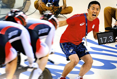 リオデジャネイロ・パラリンピック会場で選手に向けて声を上げる僕。撮影したカメラマンがこの写真を僕にプレゼントしてくれた