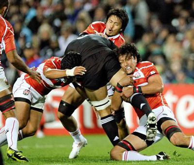 ニュージーランド戦に出場した私（右）。２度目のワールドカップも１分け３敗に終わった。結果を出して被災した人に何かを届けられたらという思いがあったが、１勝が遠かった＝２０１１年９月１６日、ハミルトン（共同）